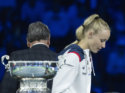 Slovenská tenistka Rebecca Šramková si preberá trofej pre porazený tím po finálovom dueli Pohára Billie Jean Kingovej