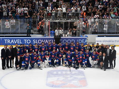 Slovenský hokejový tím pózuje s trofejou po víťazstve v záverečnom kvalifikačnom zápase D-skupiny nad Kazachstanom