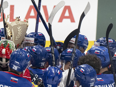 Slovenskí hokejoví reprezentanti s trofejou oslavujú postup na ZOH 2026