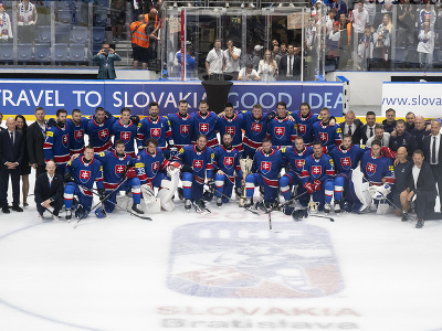 Slovenský hokejový tím pózuje s trofejou po víťazstve v záverečnom kvalifikačnom zápase D-skupiny nad Kazachstanom