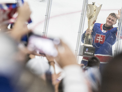Slovenský hokejista Adam Sýkora s trofejou máva po tom, čo slovenskí hokejoví reprezentanti zvíťazili v záverečnom kvalifikačnom zápase D-skupiny s Kazachstanom