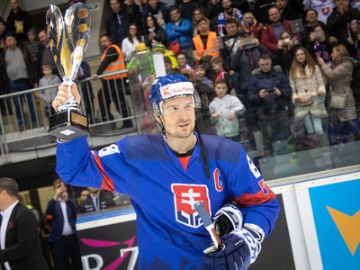 Kapitán Michal Sersen s víťaznou trofejou