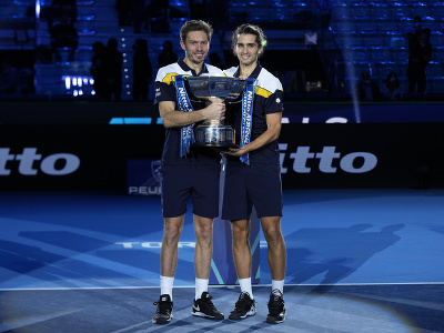 Pierre-Hugues Herbert a Nicolas Mahut s víťaznou trofejou