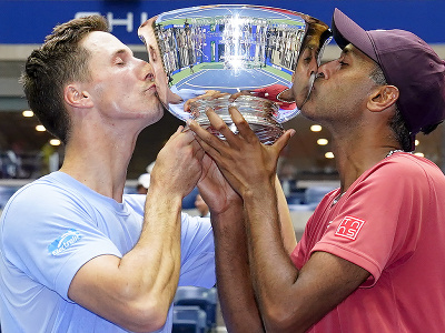 Zľava Brit Joe Salisbury a Američan Rajeev Ram obhájili titul vo štvorhre na záverečnom grandslamovom turnaji sezóny US Open