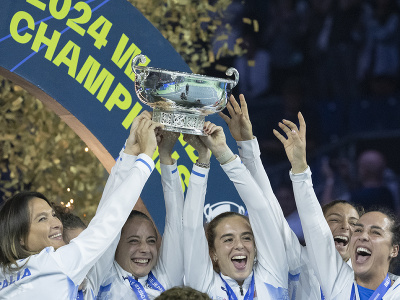 Talianske tenistky pózujú s trofejou po triumfe nad Slovenskom vo finálovom súboji Pohára Billie Jean Kingovej