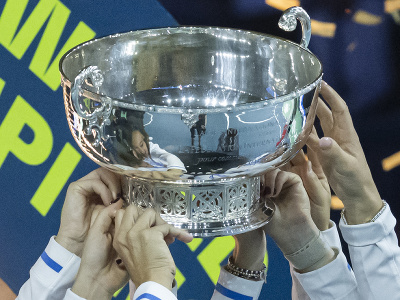 Talianske tenistky pózujú s trofejou po triumfe nad Slovenskom vo finále Pohára Billie Jean Kingovej