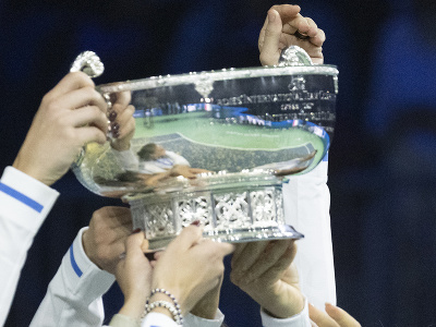 Kapitánka talianskeho tímu Tathiana Garbinová pózuje s trofejou po triumfe nad Slovenskom vo finále Pohára Billie Jean Kingovej