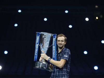 Daniil Medvedev s trofejou za víťazstvo v Turnaji majstrov 2020