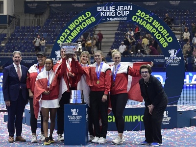 Tím Kanady oslavuje po zisku trofeje víťazstvo na Billie Jean King Cupe
