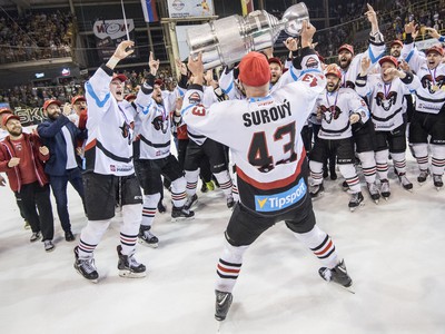 Oslavy hokejistov HC'05 iClinic Banská Bystrica s víťaznou trofejou po obhajobe majstrovského titulu