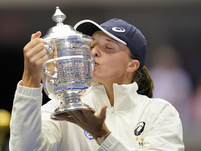 Poľská tenistka Iga Swiateková s trofejou pre víťazku US Open