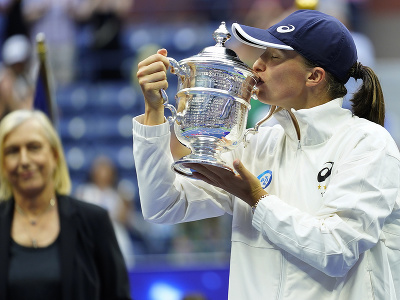Poľská tenistka Iga Swiateková s trofejou pre víťazku US Open