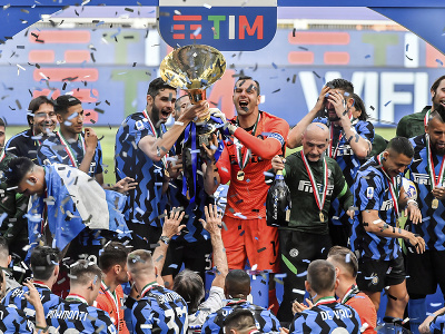 Futbalisti milánskeho Interu oslavujú s majstrovskou trofejou za triumf v Serie A