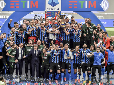 Futbalisti milánskeho Interu oslavujú s majstrovskou trofejou za triumf v Serie A