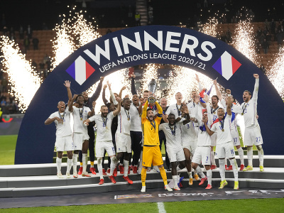 Francúzi s trofejou oslavujú triumf v Lige národov UEFA