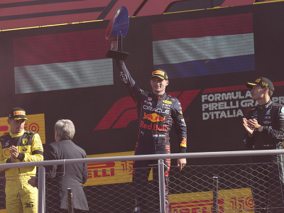 Max Verstappen a jeho víťazné oslavy na pódiu s víťaznou trofejou
