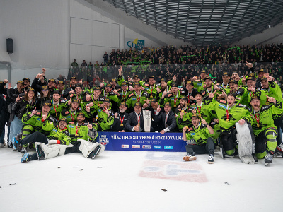 Oslavy hokejistov Žiliny z titulu v hokejovej Tipos SHL a zároveň z postupu do extraligy po štvrtom zápase finále Tipos Slovenskej hokejovej ligy