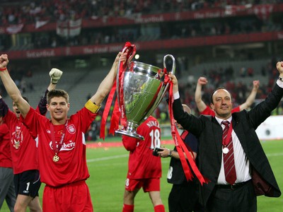 Kapitán Liverpoolu Steven Gerrard a tréner Rafael Benítez s víťazným pohárom