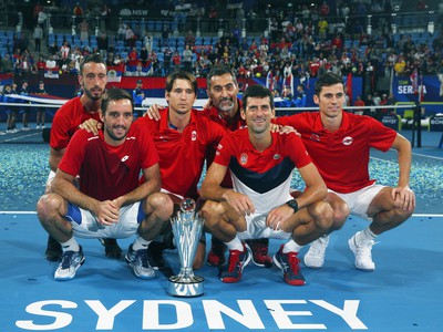 Víťazný srbský tím oslavujúci s trofejou