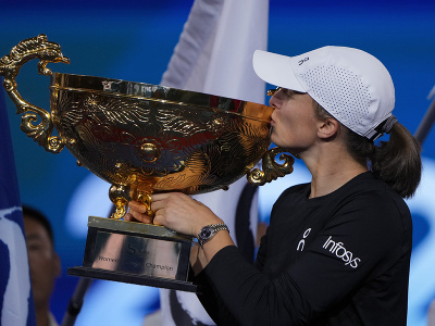 Poľská tenistka Iga Swiateková bozkáva trofej po jej výhre nad Ruskou Ľudmilou Samsonovovou vo finále tenisového turnaja WTA v Pekingu