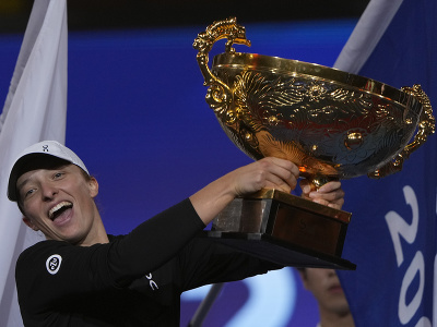 Poľská tenistka Iga Swiateková bozkáva trofej po jej výhre nad Ruskou Ľudmilou Samsonovovou vo finále tenisového turnaja WTA v Pekingu