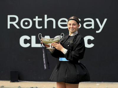 Jelena Ostapenková s víťaznou trofejou
