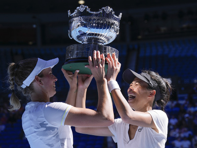 Elise Mertensová z Belgicka a Sie Šu-wej z Taiwanu oslavujú s víťaznou trofejou po finálovom triumfe v štvorhre Australian Open