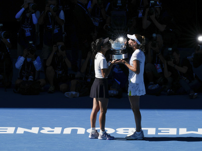 Elise Mertensová z Belgicka a Sie Šu-wej z Taiwanu oslavujú s víťaznou trofejou po finálovom triumfe v štvorhre Australian Open