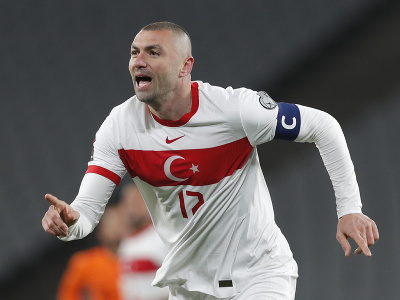 Útočník Burak Yilmaz oslavuje gól 