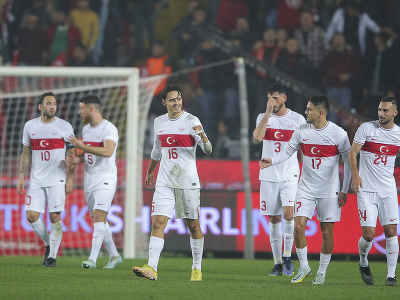 Enes Unal (v strede) a gólové oslavy Turecka
