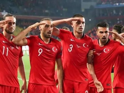 Futbalisti Turecka salutujú