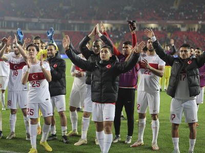  Na snímke futbalisti Turecka ďakujú divákom za podporu po víťazstve v prípravnom futbalovom zápase Turecko - Česko (2:1) v tureckom Gaziantepe