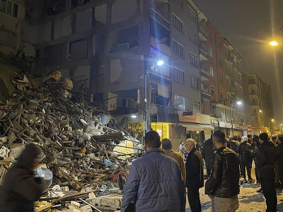Trosky budov po zemetrasení v Turecku