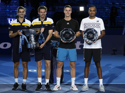 Francúzski tenisti Pierre-Hugues Herbert s Nicolasom Mahutom sa stali víťazmi deblového Turnaja majstrov