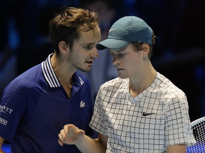 Ruský tenista Daniil Medvedev a Talian Jannik Sinner