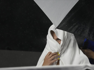 Bieloruská tenistka Aryna Sabalenková sa ukrýva pred dažďom počas zápasu A-skupiny proti Kazaške Jelene Rybakinovej na MS WTA Tour 2. novembra 2023 v mexickom Cancúne