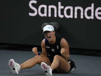 Poľská tenistka Iga Swiateková sa raduje po víťazstve 6:1, 6:0 nad Američankou Jessicou Pegulovou vo finále ženskej dvojhry na MS WTA Tour 6. novembra 2023 v mexickom Cancúne