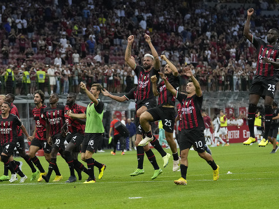 Hráči AC Miláno oslavujú víťazstvo