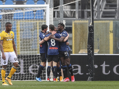 Hráči Atalanty oslavujú gól v sieti Udinese