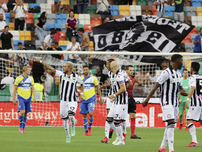Roberto Pereiyra oslavuje gól so spoluhráčmi
