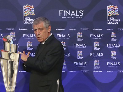 Tréner portugalskej futbalovej reprezentácie Fernando Santos stojí vedľa pohárovej trofeje pre víťaza počas tlačovej  konferencie po žrebe semifinále záverečného turnaja Ligy národov UEFA 2018/2019 v írskom Dubline