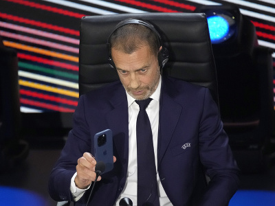 Prezident Európskej futbalovej únie Aleksander Čeferin ukazuje telefón počas Kongresu UEFA v Paríži vo štvrtok 8. februára 2024.