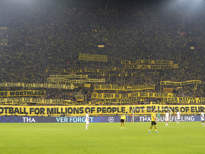 Fanúšikovia Borussie Dortmund s transparentmi proti vedeniu Ligy majstrov