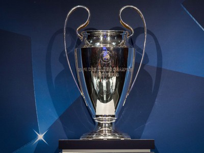 Pohľad na trofej Ligy Majstrov počas turné UEFA Champions League Trophy Tour 