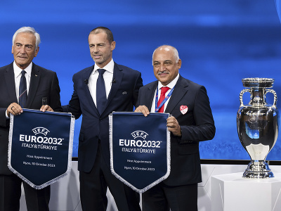 Na snímke uprostred prezident UEFA Aleksander Čeferin, vľavo Gabriele Gravina, prezident Talianskej futbalovej federácie a vpravo Mehmet Büyükeksi, prezident Tureckej futbalovej federácie o švajčiarskom Nyone