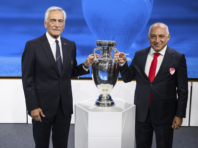 Na snímke zľava Gabriele Gravina, prezident Talianskej futbalovej federácie a Mehmet Büyükeksi, prezident Tureckej futbalovej federácie pózujú s pohárovou trofejou vo švajčiarskom Nyone