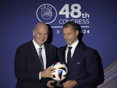  Prezident Európskej futbalovej únie (UEFA) Aleksander Čeferin (vpravo) a prezident Medzinárodnej futbalovej federácie Gianni Infantino pózujú počas Kongresu UEFA v Paríži vo štvrtok 8. februára 2024.