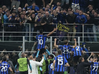 Futbalisti Interu sa radujú z gólu do siete AC
