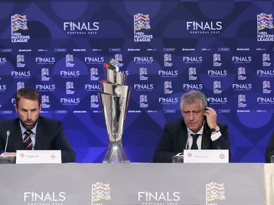 Tréneri futbalových reprezentácií, zľava Holandska Ronald Koeman, Anglicka Gareth Southgate, Portugalska Fernando Santos a Švajčiarska Vladimir Petkovič počas tlačovej konferencie po žrebe semifinále záverečného turnaja Ligy národov UEFA 2018/2019 v írskom Dubline