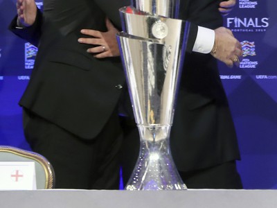 Sprava tréner portugalskej futbalovej reprezentácie Fernando Santos  a tréner futbalistov Švajčiarska Vladimir Petkovič sa objímajú vedľa pohárovej trofeje pre víťaza počas tlačovej  konferencie po žrebe semifinále záverečného turnaja Ligy národov UEFA 2018/2019 v írskom Dubline